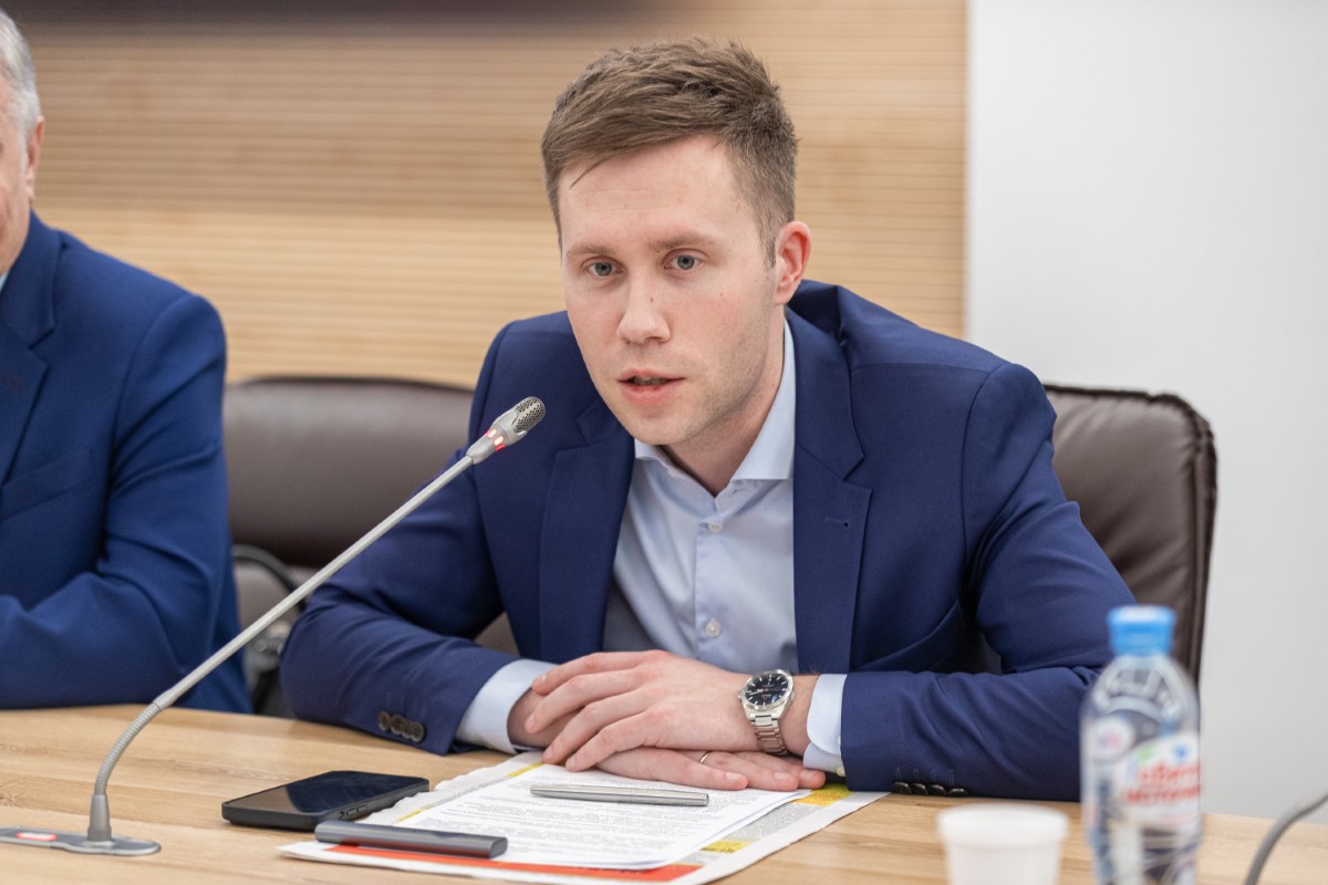 Участников поприветствовал проректор по молодёжной политике и коммуникативным технологиям СПбПУ Максим Пашоликов 