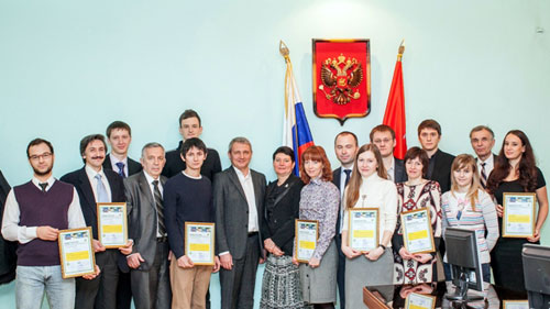 Проректор Д.Ю. Райчук с лауреатами конкурса