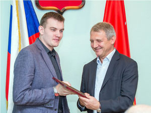 Д.Ю.Райчук вручает диплом М.Матвееву (ФМедФ)
