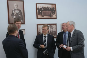 участники российско-финской встречи в зале заседаний ректора