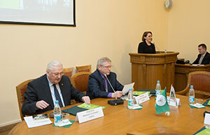 М.П. Федоров (на переднем плане слева), Д.И. Кузнецов (на переднем плане справа) и С.Н. Лаврова (на заднем плане) 