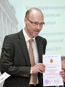 Филипп Нобель с памятным дипломом от СПбГПУ