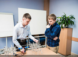 участники EBEC Baltic на выставке робототехники в СПбГПУ