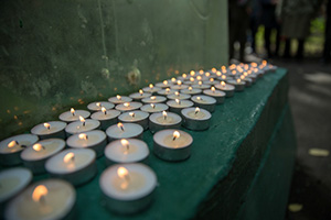 Свечи у памятного знака