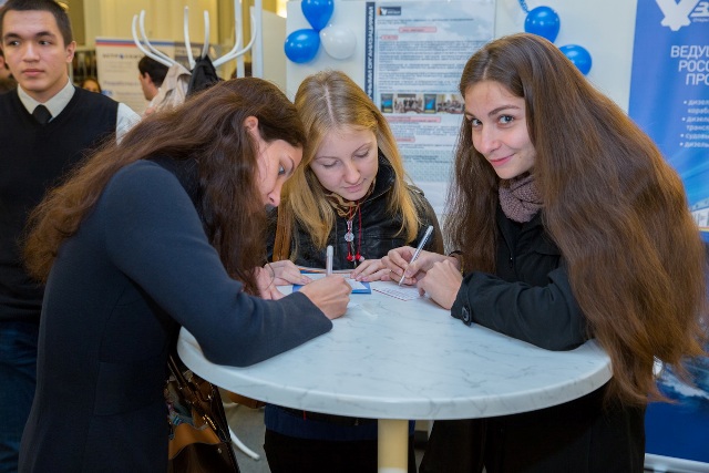 студенты заполняют анкеты работодателей на 28 ярмарке вакансий  в СПбГПУ
