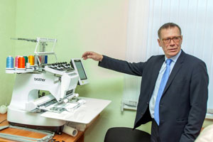 А.В. Иванов демонстрирует вышивальную машину