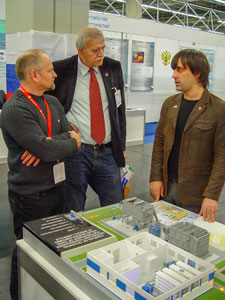 Олег Рябухин представляет макет комплекса для очистки жидких токсичных отходов председателю жюри IENA-2012