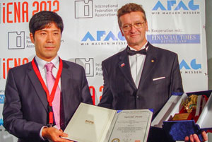 Н.А.Забелин получает специальный приз  Корейской Ассоциации Изобретателей KIPA