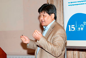 Доктор физ-мат наук В.Т. Ким выступает с докладом о физике бозона Хиггса