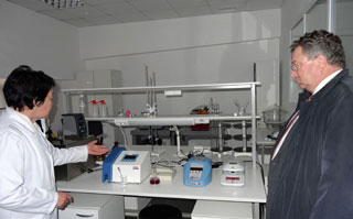 А.И. Рудской (справа) во время посещения лаборатории