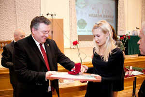 На церемонии торжественного открытия Недели науки были вручены награды победителям молодежного конкурса 2011 г.