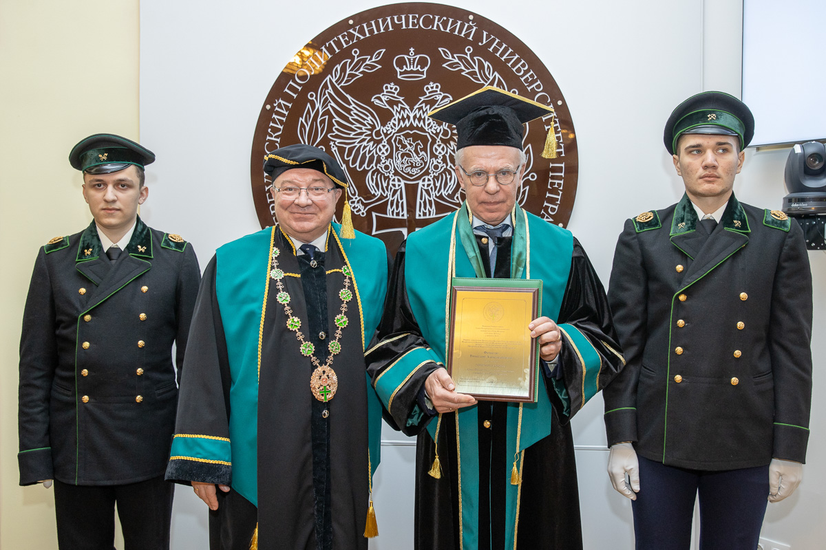Торжественная церемония вручения мантии и диплома 