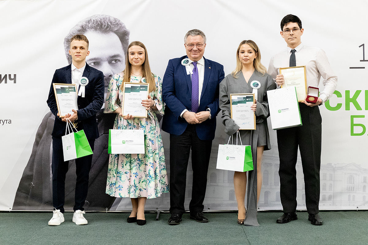 Награждение лучших студентов (Роман Киреев справа) 