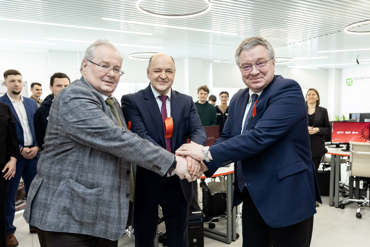 Алексей Боровков, Юрий Шмотин и Андрей Рудской на церемонии открытия пространства 
