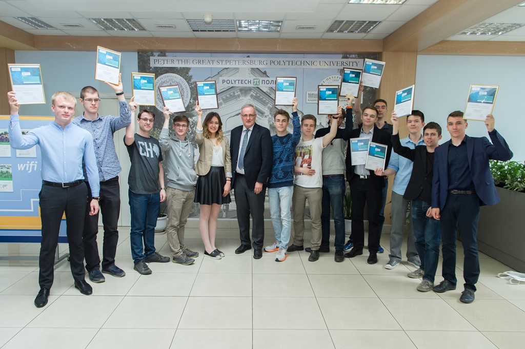 Лучшие команды инженерного соревнования Захвати флаг получили свои награды