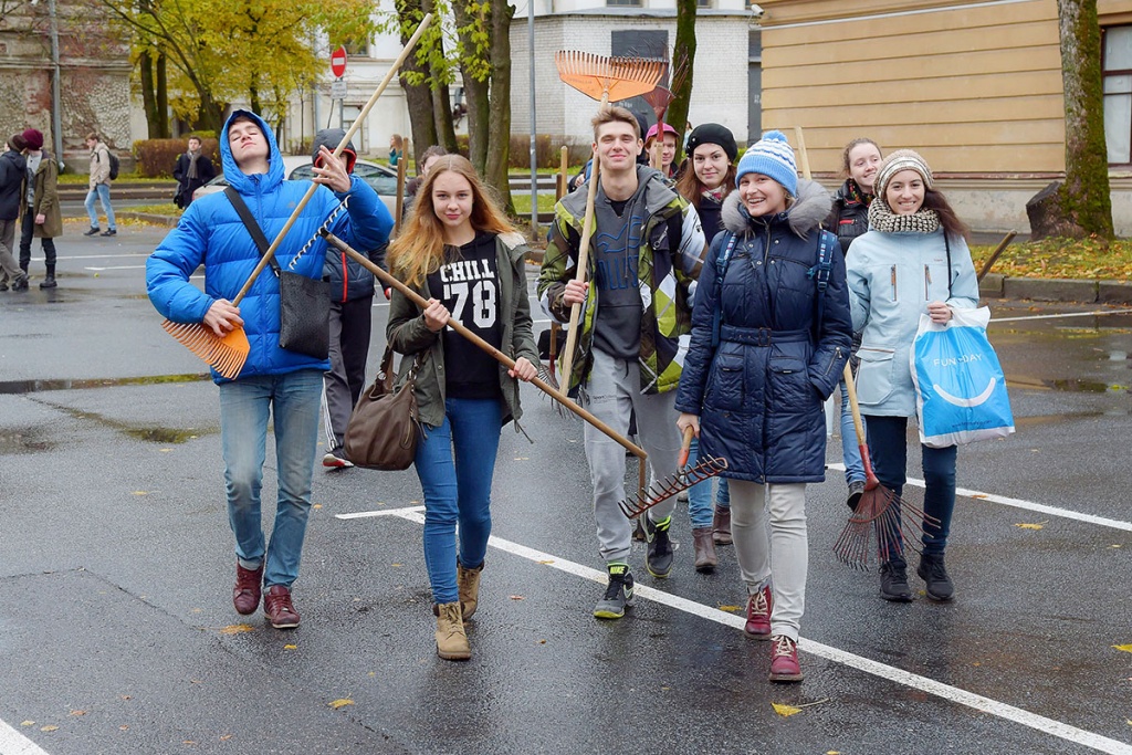 Все на субботник! Вперед и с песней! Все на субботник! Вперед и с песней!
