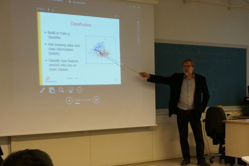Профессор Олли Хамалаинен читает лекцию о бизнес-аналитике