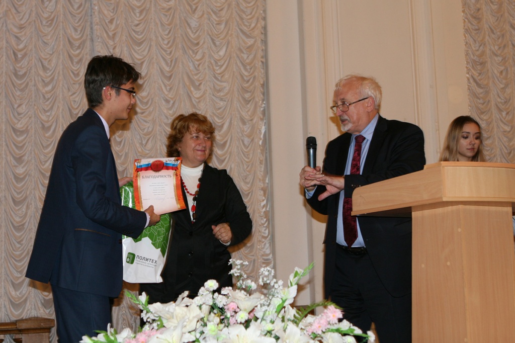 С.В. Снетков вручил выдающимся студентам и преподавателям почетные грамоты и благодарности 