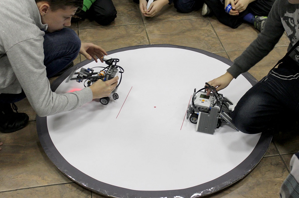 Участникам нужно было запрограммировать роботов так, чтобы они исполняли поставленные задачи за определенное время