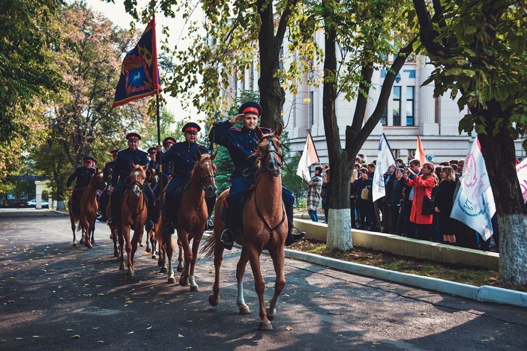 Торжественный парад в честь 110-летия ЮРГПУ 
