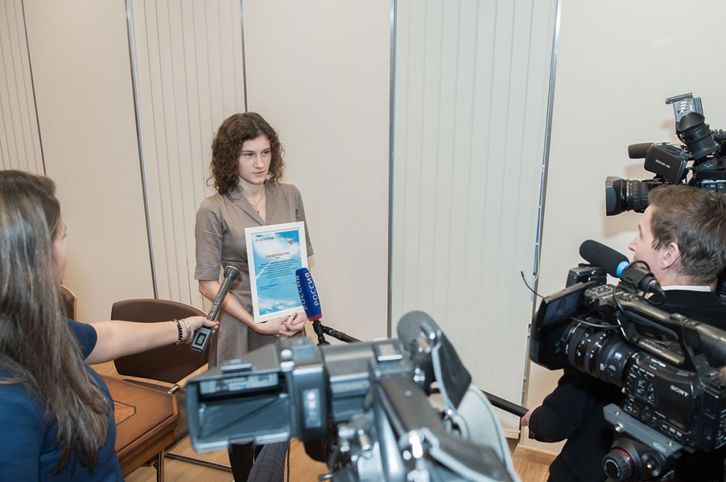 Представители СМИ берут интервью у студентки Политеха, лауреата стипендии им. В.Я. Климова Виктории Климовой Представители СМИ берут интервью у студентки Политеха, лауреата стипендии им. В.Я. Климова Виктории Климовой