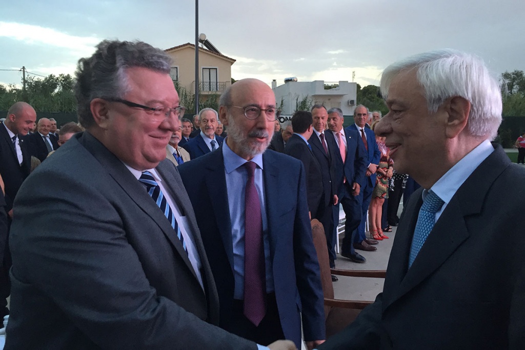 Президент Греции Прокопис Павлопулос приветствует ректора СПбПУ А.И. Рудского на торжественном мероприятии