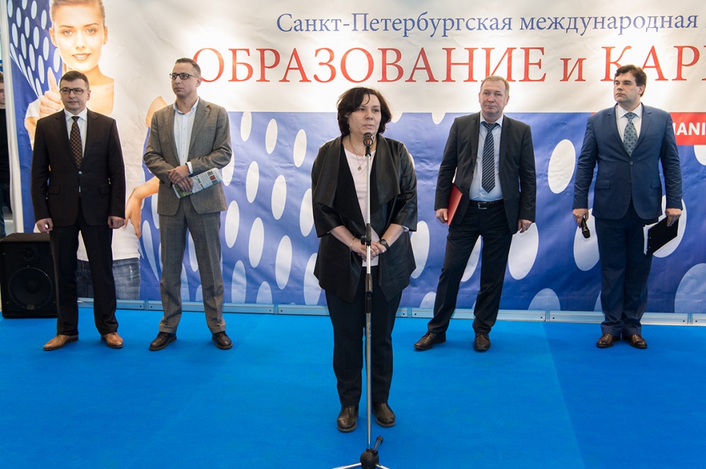 От имени Правительства Санкт-Петербурга участников выставки поздравила начальник отдела развития профессионального образования КНВШ В.Д. Василюк От имени Правительства Санкт-Петербурга участников выставки поздравила начальник отдела развития профессионального образования КНВШ В.Д. Василюк
