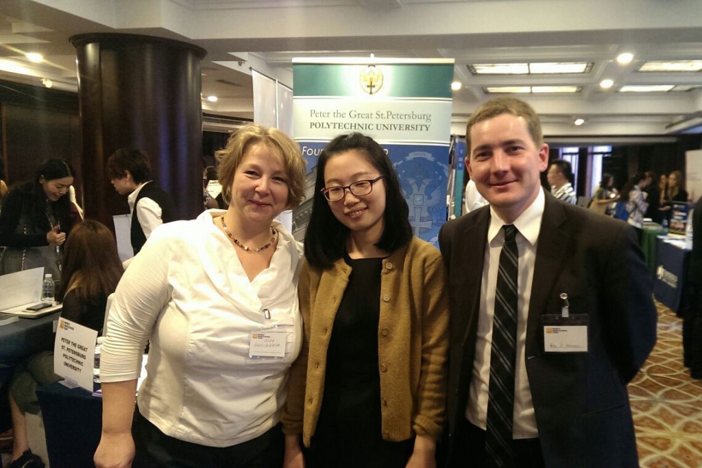 Представители СПбПУ и студентка на выставке QS в Китае