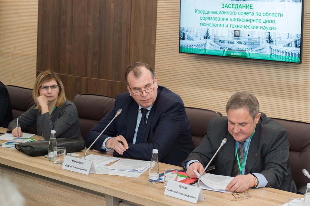 От имени губернатора Санкт-Петербурга членов Координационного совета приветствовал А.С. Максимов