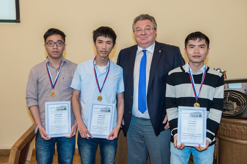 Дипломы I степени и медали вручены за победу в Конкурсе команд российских и иностранных абитуриентов 