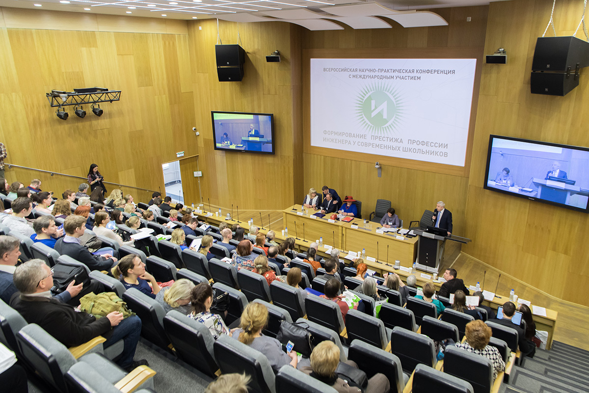 В. В. Глухов открыл конференцию Взаимосвязь инженерного и экологического образования – требование современности 