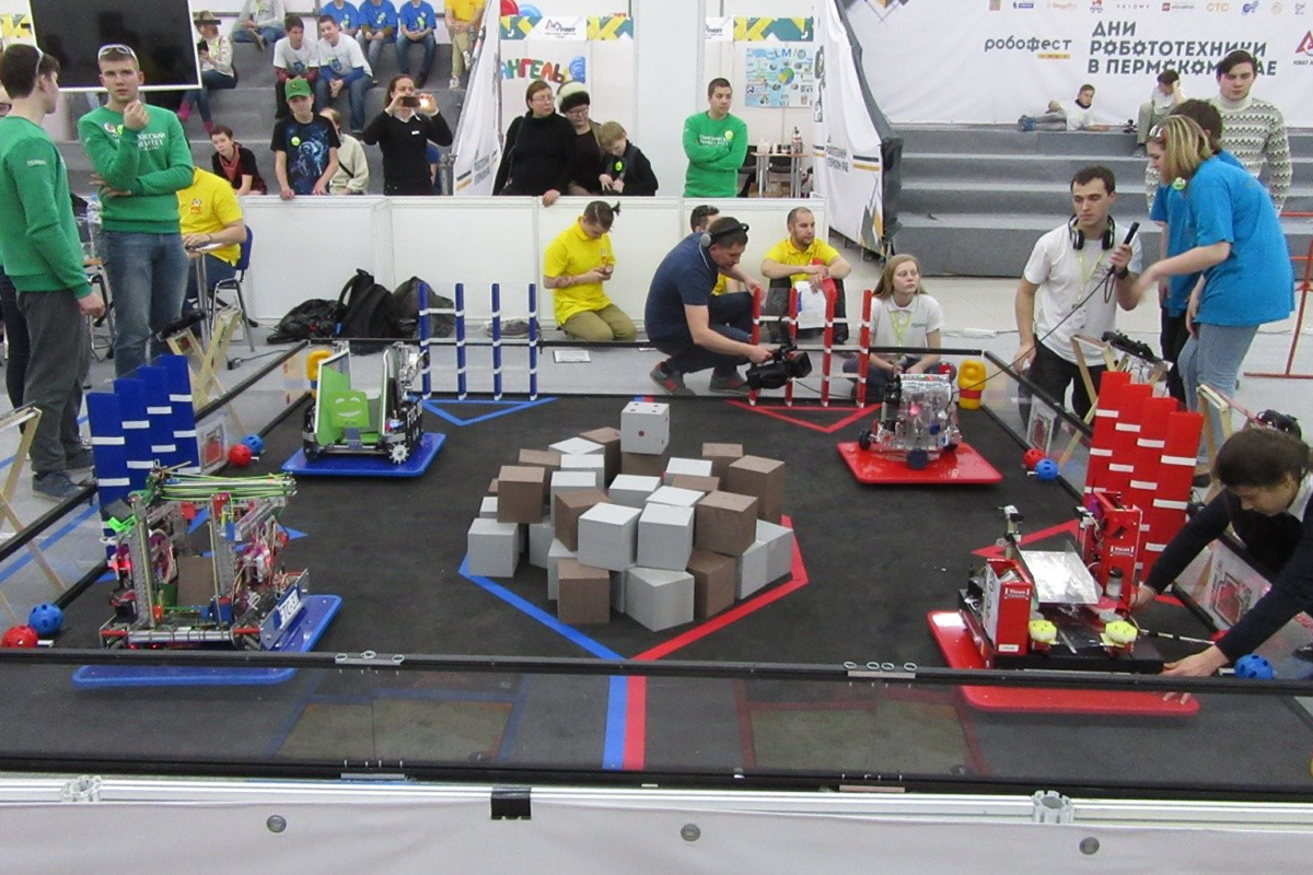 Участники чемпионата создавали роботов, используя 3D-печать и лазерную резку