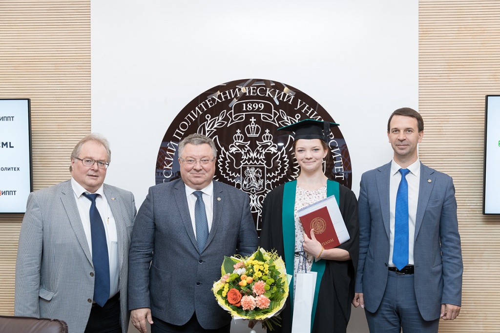  Г.В. Трубников вместе с руководством СПбПУ вречил дипломы первым выпускникам ИППТ