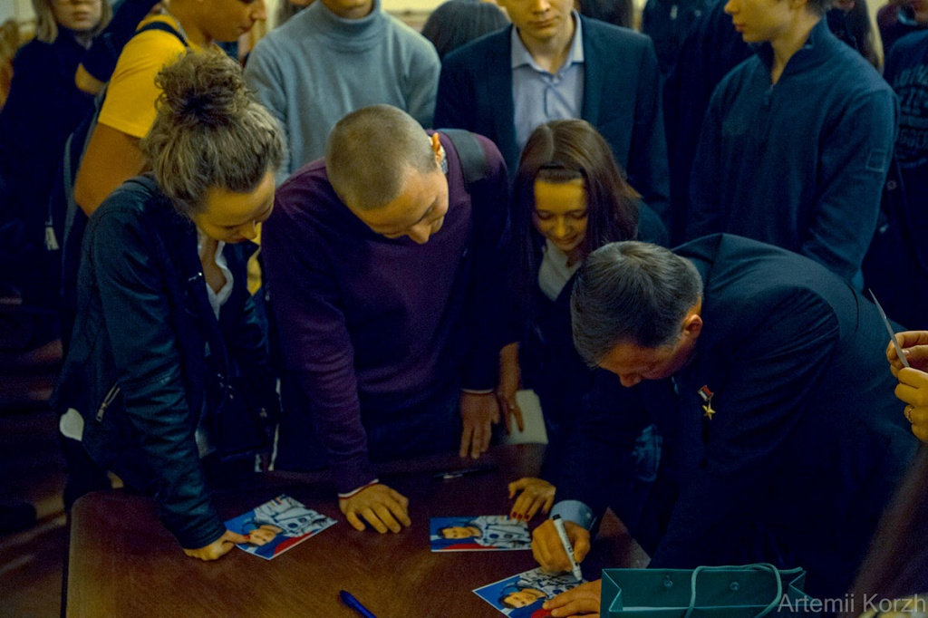В завершение встречи космонавт Ю.В. Лончаков дал автографы студентам Политеха