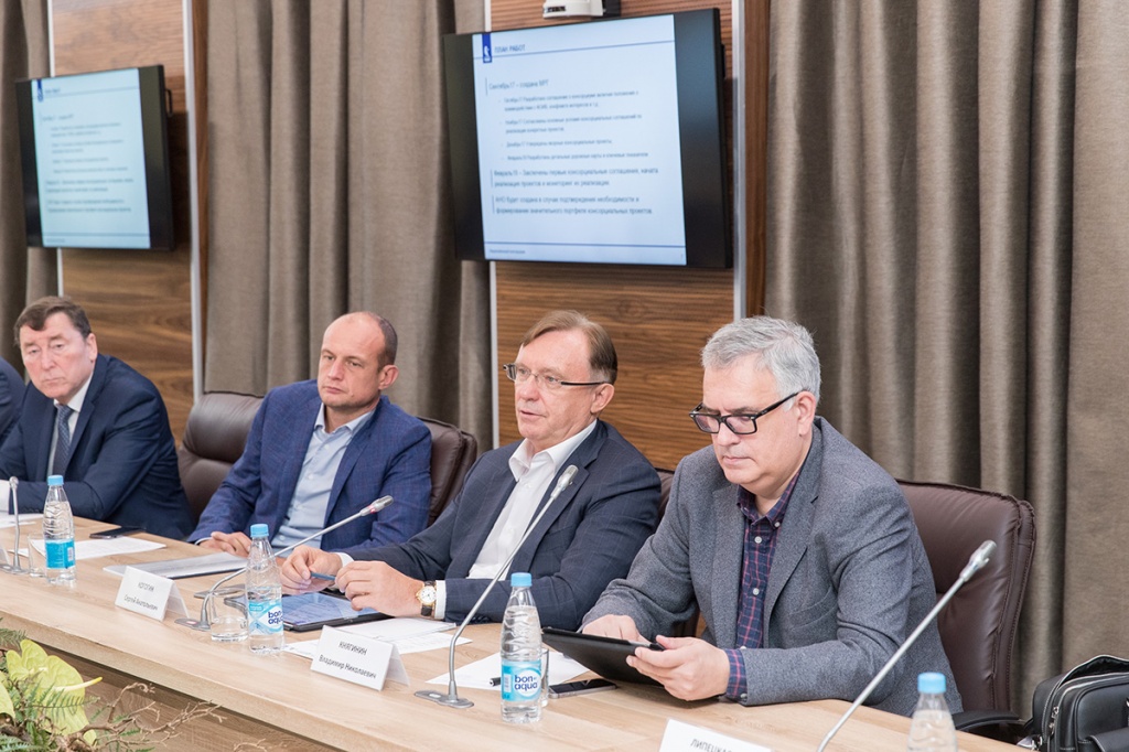 Гендиректор ПАО «КАМАЗ» С.А. Когогин на фото - второй справа