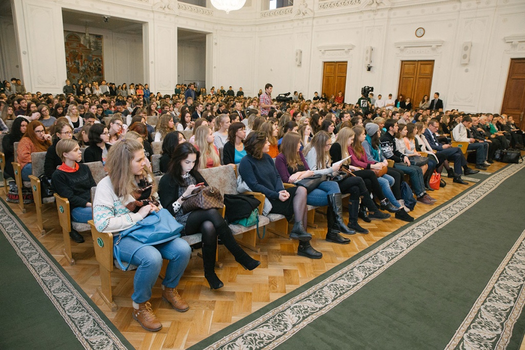 Сотни студентов и предодавателей прослушали лекцию Сценарии будещего России Сотни студентов и предодавателей прослушали лекцию Сценарии будещего России