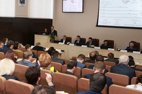 На круглых столах обсуждались ключевые вопросы развития университетов и высшего образования в целом На круглых столах обсуждались ключевые вопросы развития университетов и высшего образования в целом