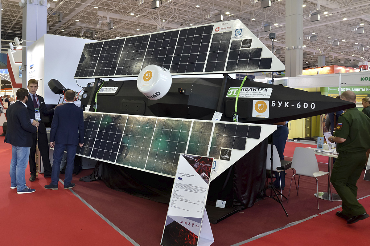 Аспиранты Политеха представили на форуме беспилотную лодку на солнечных батареях 
