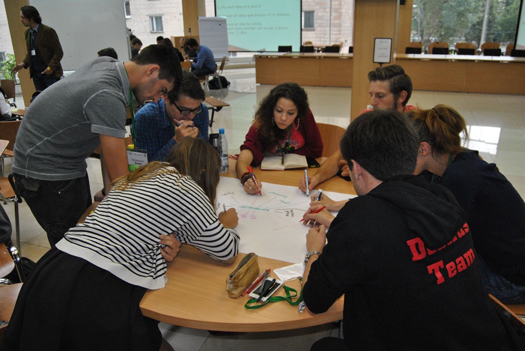 Студенты работают над темой  предпринимательской стабильной  экосистемы в вузах