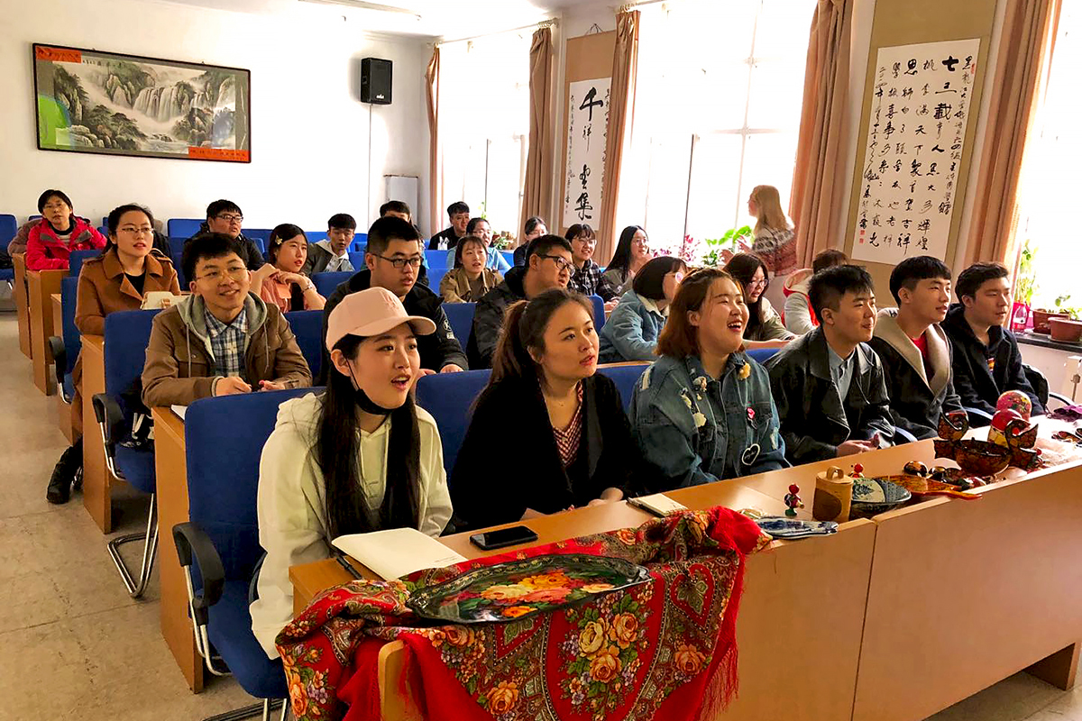 Китайские студенты и преподаватели познакомились с российскими традициями и обычаями 