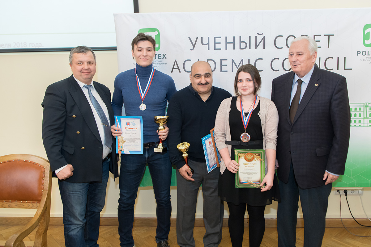 Директор ИФКСТ В.П. Сущенко вручил награды за достижения в спорте 
