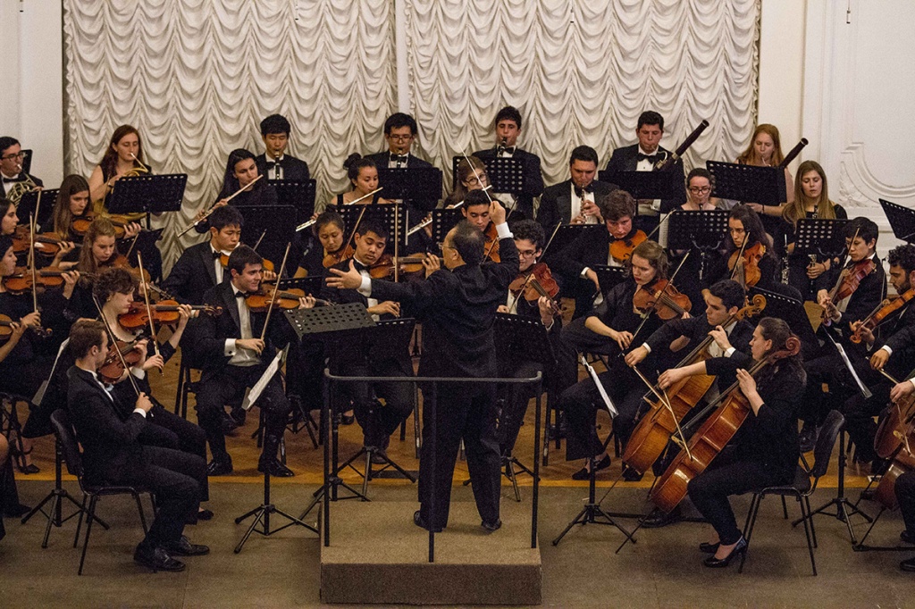 В Йельском симфоническом оркестре вместе со студентами музыкального факультета играют будущие врачи, журналисты, социологи и биологи