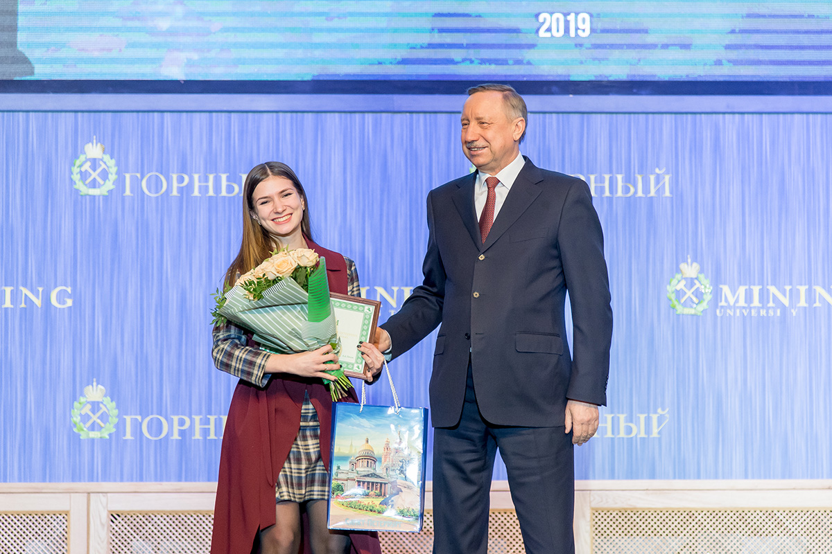 Александр БЕГЛОВ вручает премию студентке СПбПУ Анне Овсянниковой 
