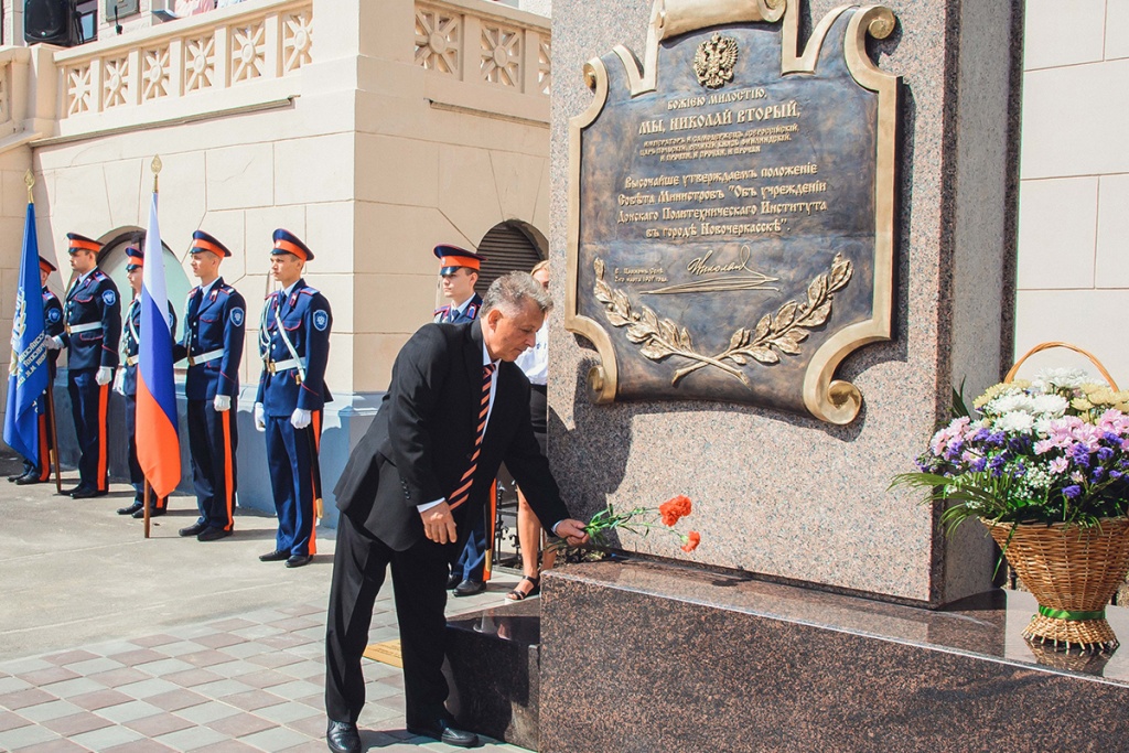 К 110-летию ЮРГПУ открыт памятник у главного здания 