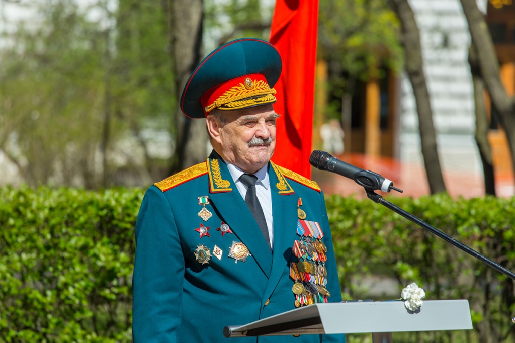 Участник боевых действий, генерал-полковник А.И. Зайцев отметил в своей речи беспримерное мужество многонационального российского народа