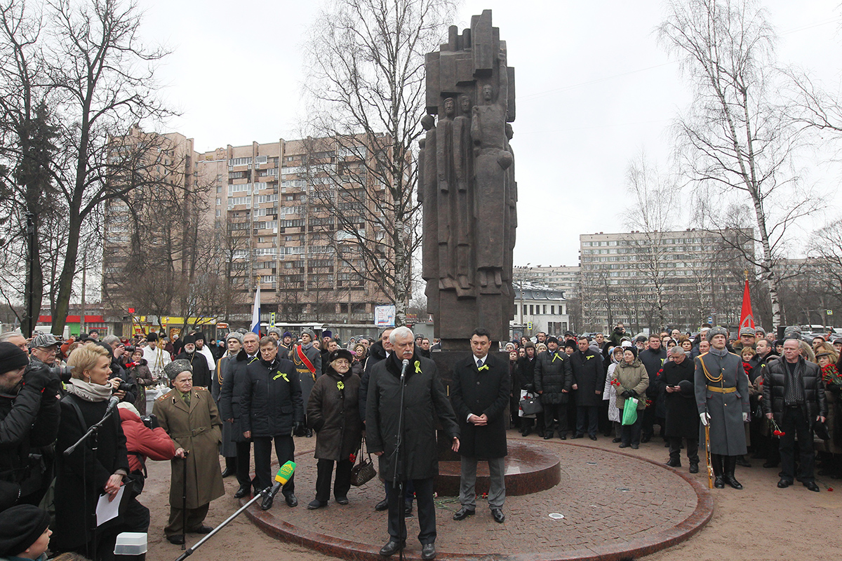 В Сквере блокадников на площади Мужества состоялось торжественное открытие памятника Мужеству ленинградцев, отстоявших наш город 