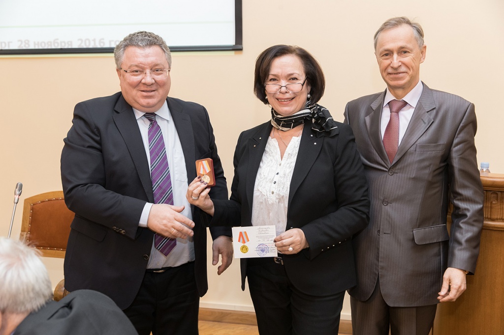 Директор Гуманитарного института СПбПУ Н.И. Алмазова награждена медалью 25 лет МЧС России