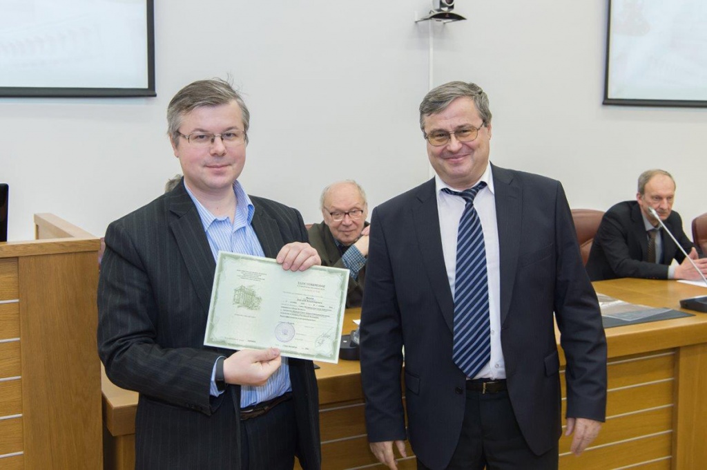 Доцент ИЭиТС С.М. Дудкин (на фото справа), руководитель программы повышения квалификации, за вручением удостоверений