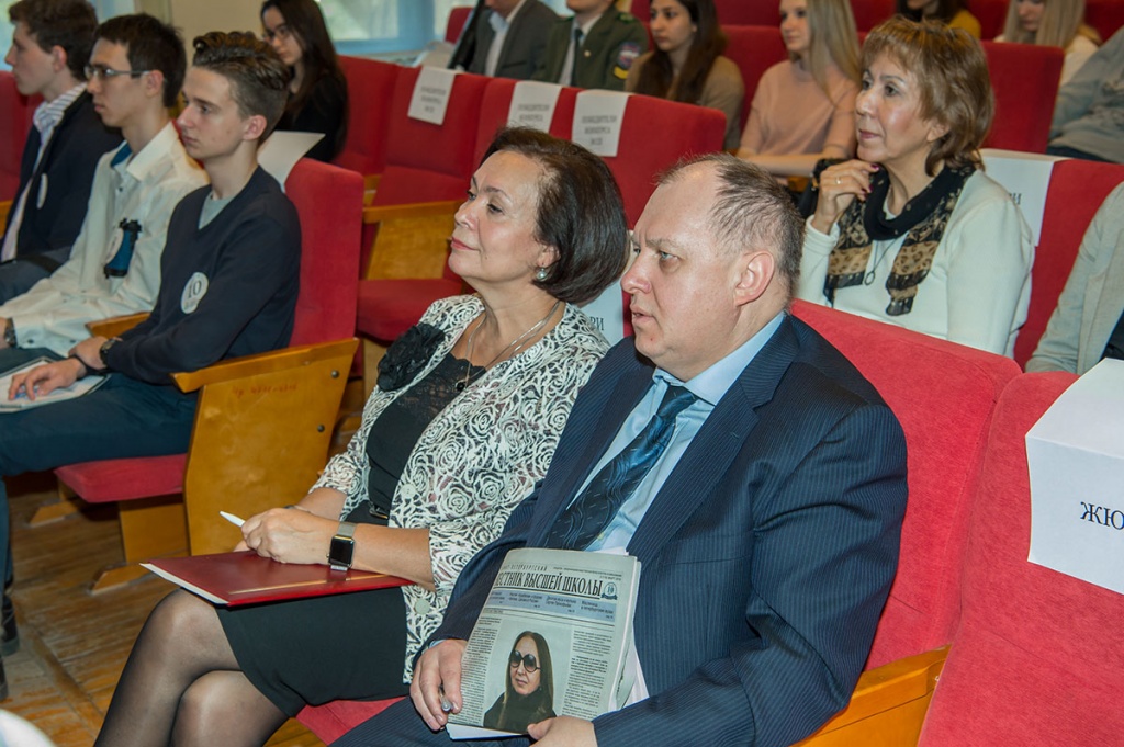 Среди членов жюри _ директор Гуманитарного института СПбПУ Н.И. Алмазова и президент Международного общественного фонда культуры и образования Г.Н. Попов Среди членов жюри _ директор Гуманитарного института СПбПУ Н.И. Алмазова и президент Международного общественного фонда культуры и образования Г.Н. Попов