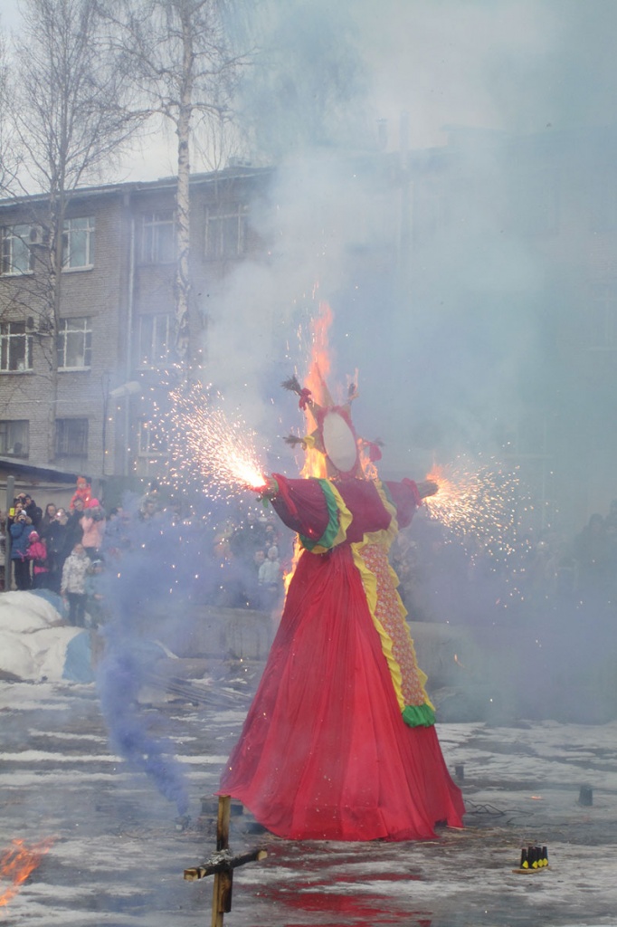 Кульминацией праздника стало сожжение соломенной куклы Масленицы _ символа ухода зимы и наступления весны